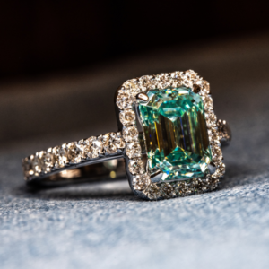 Anel Pedra Quadrada Verde com Strass