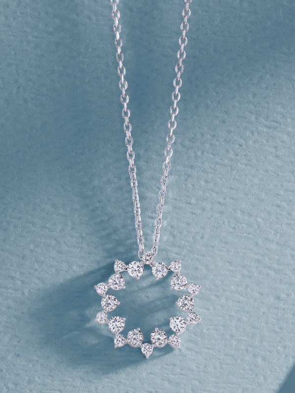 Colar Prateado com Strass