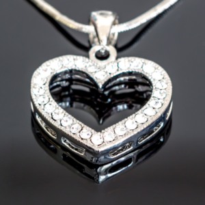 Colar Coração Vazado Cristais