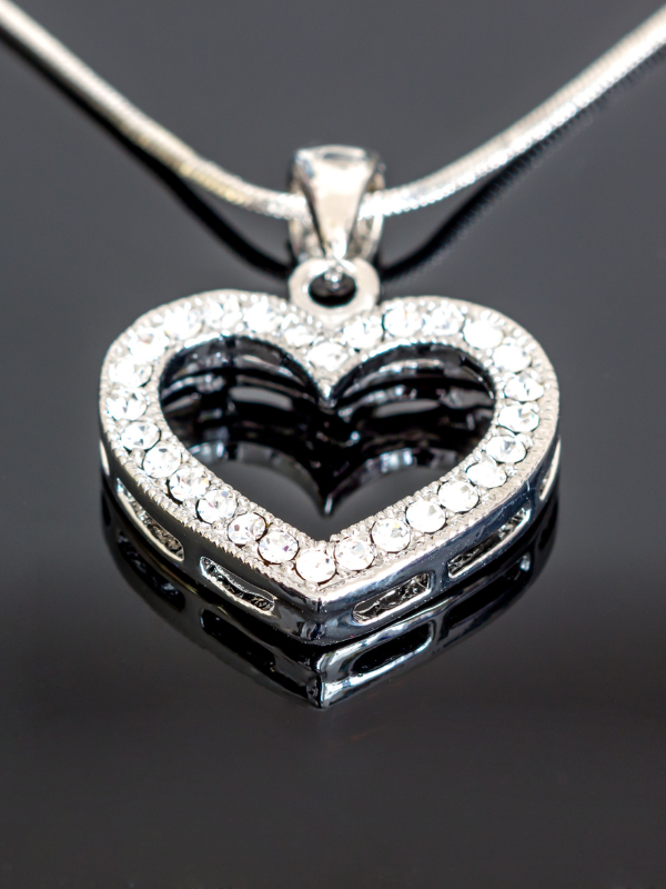 Colar Coração Vazado Cristais