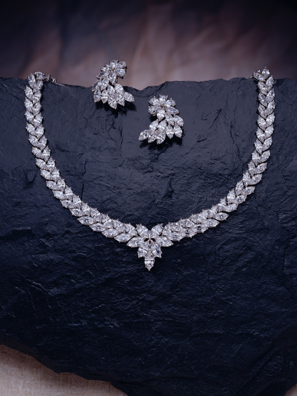 Conjunto Colar Brinco Pétalas Cristais