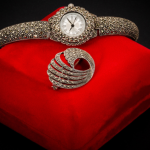 Conjunto Relógio e Broche Strass