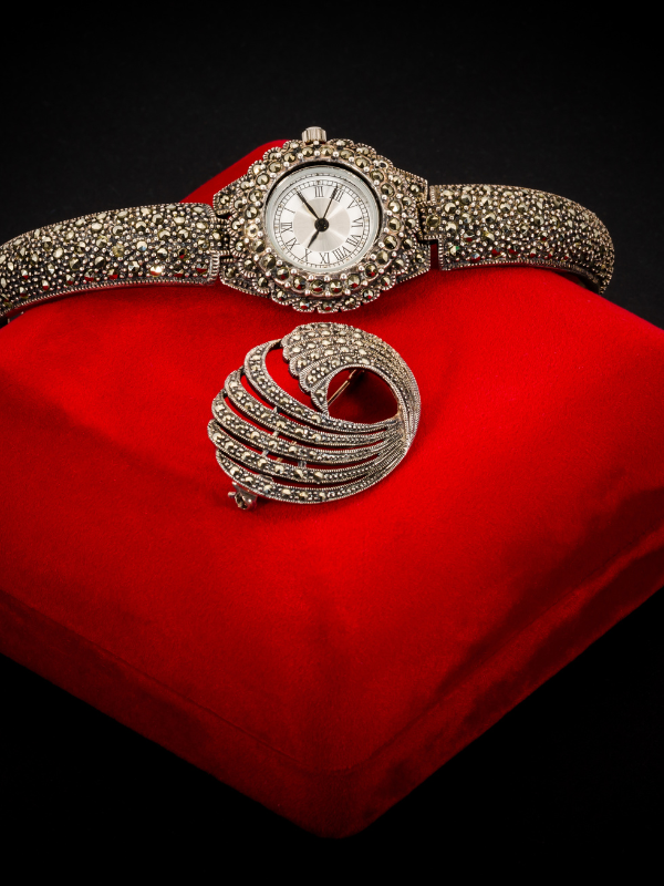 Conjunto Relógio e Broche Strass